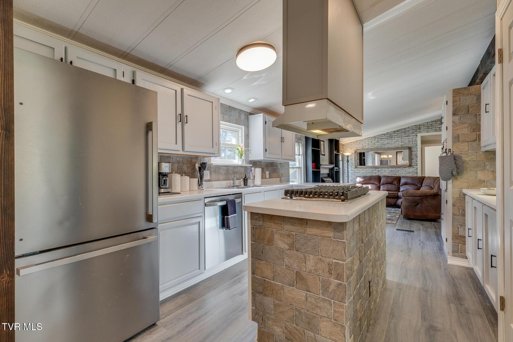 Image 3: kitchen completely furnished