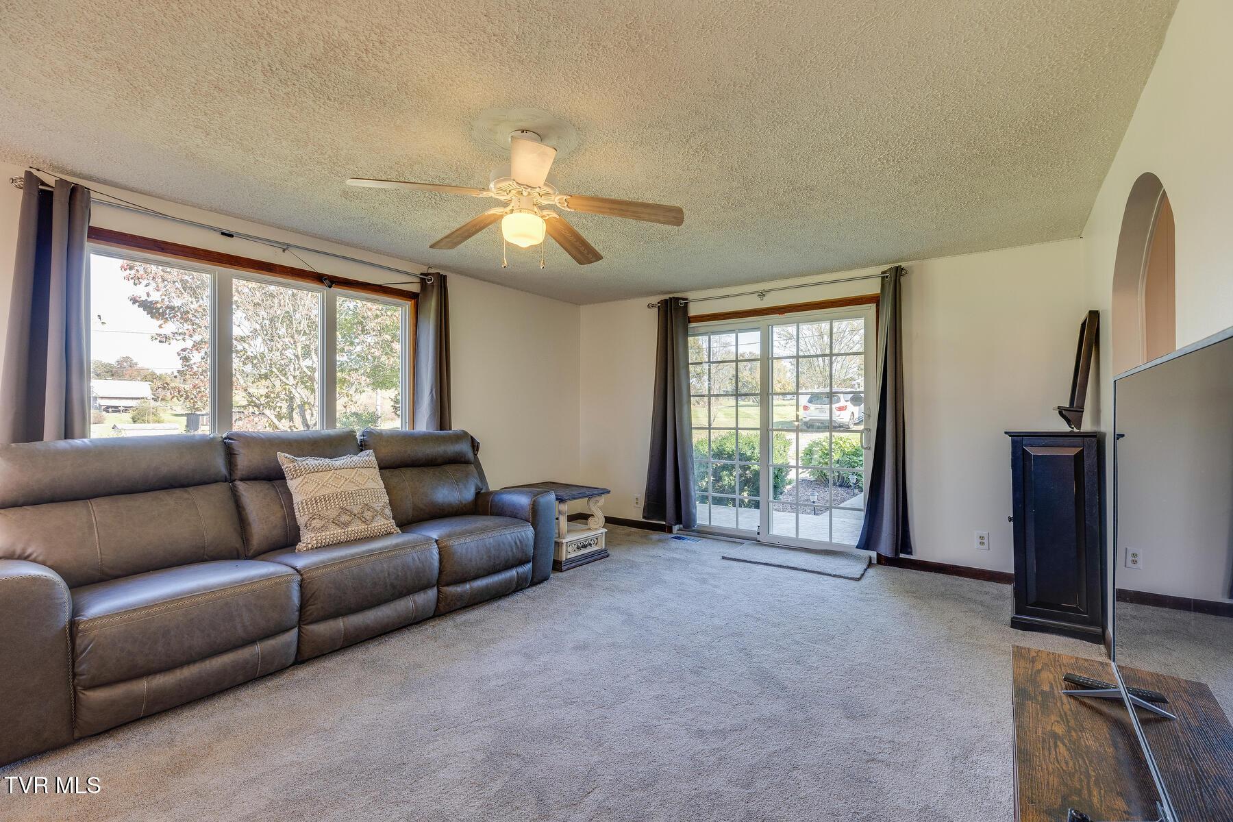 Image 4: front living 3