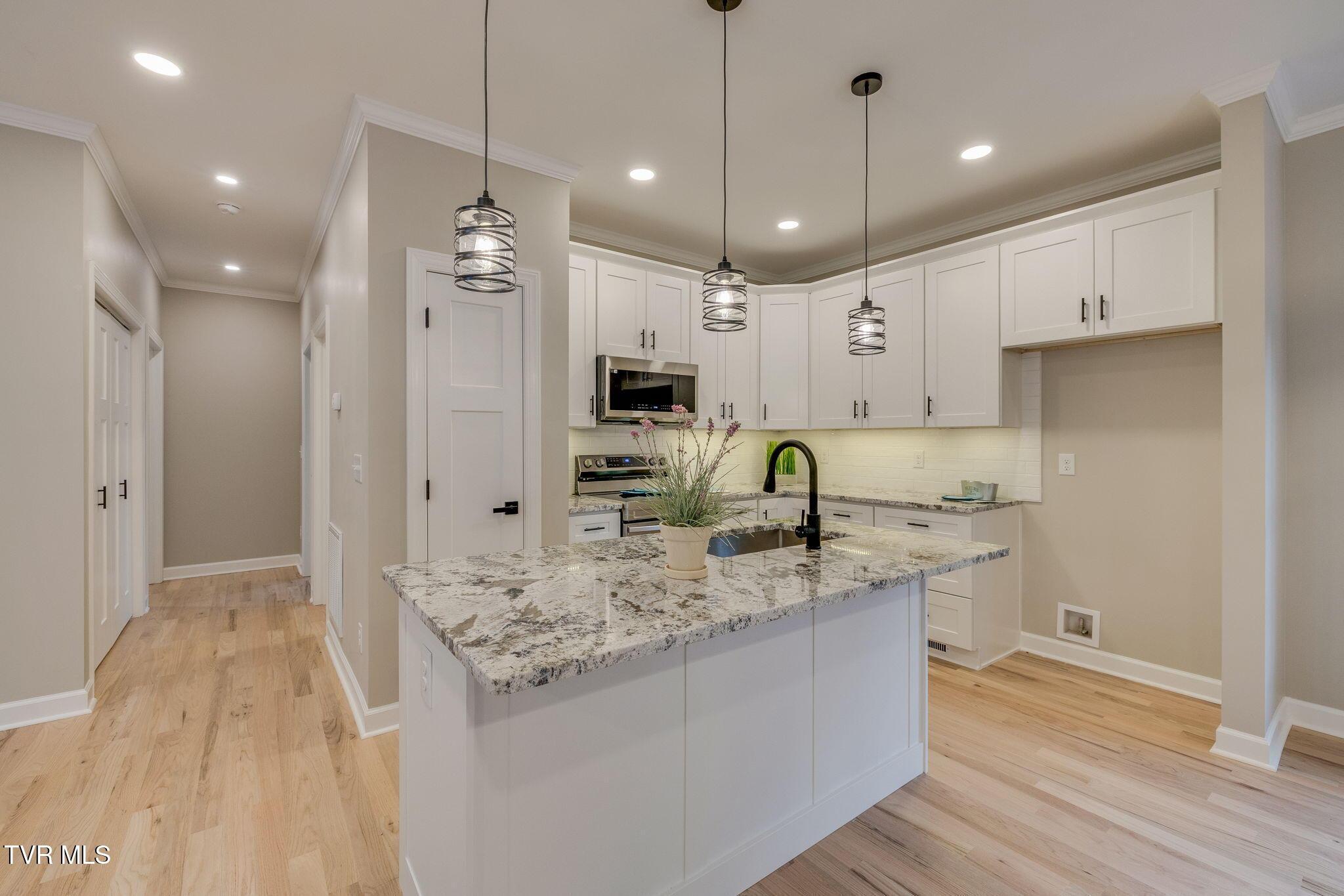 Image 3: KITCHEN