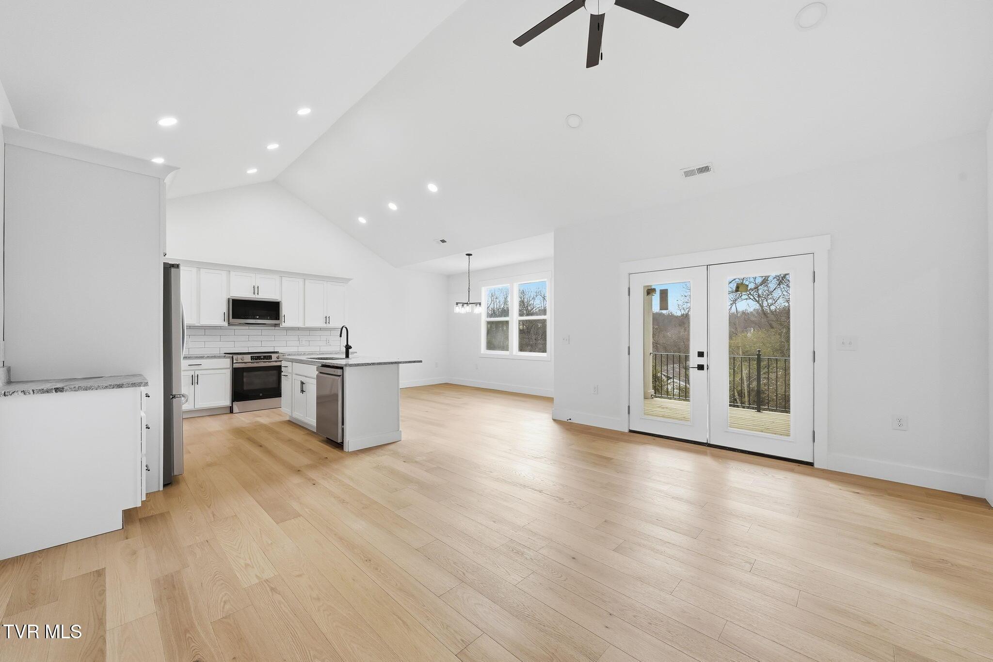 Image 4: 4-web-or-mls-004_JH 20251223-036