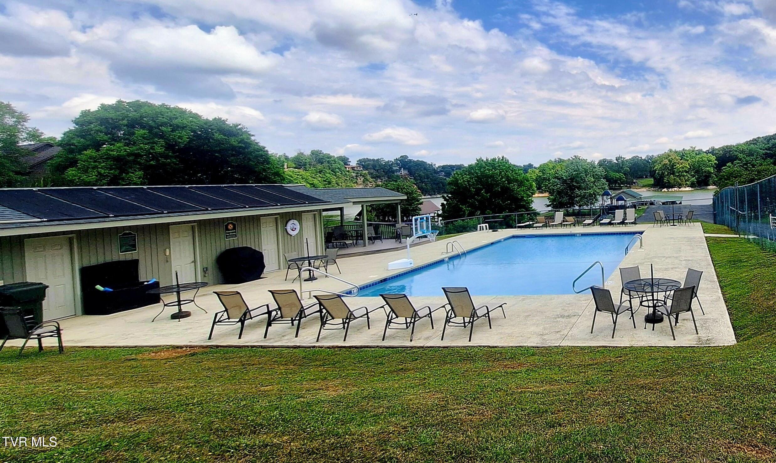 Image 4: Lake Meadows Pool