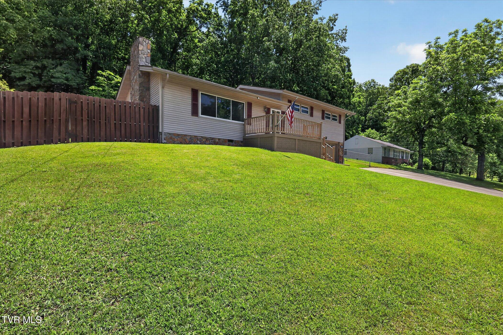 Image 2: 02-3852-Ridgeline-Dr-Kingsport-WindowSti