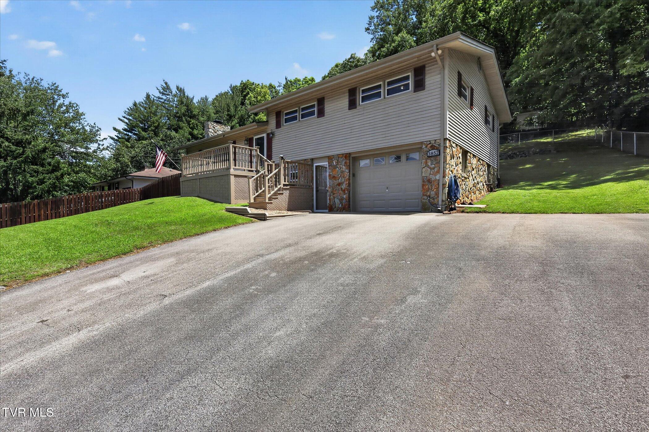 Image 3: 04-3852-Ridgeline-Dr-Kingsport-WindowSti