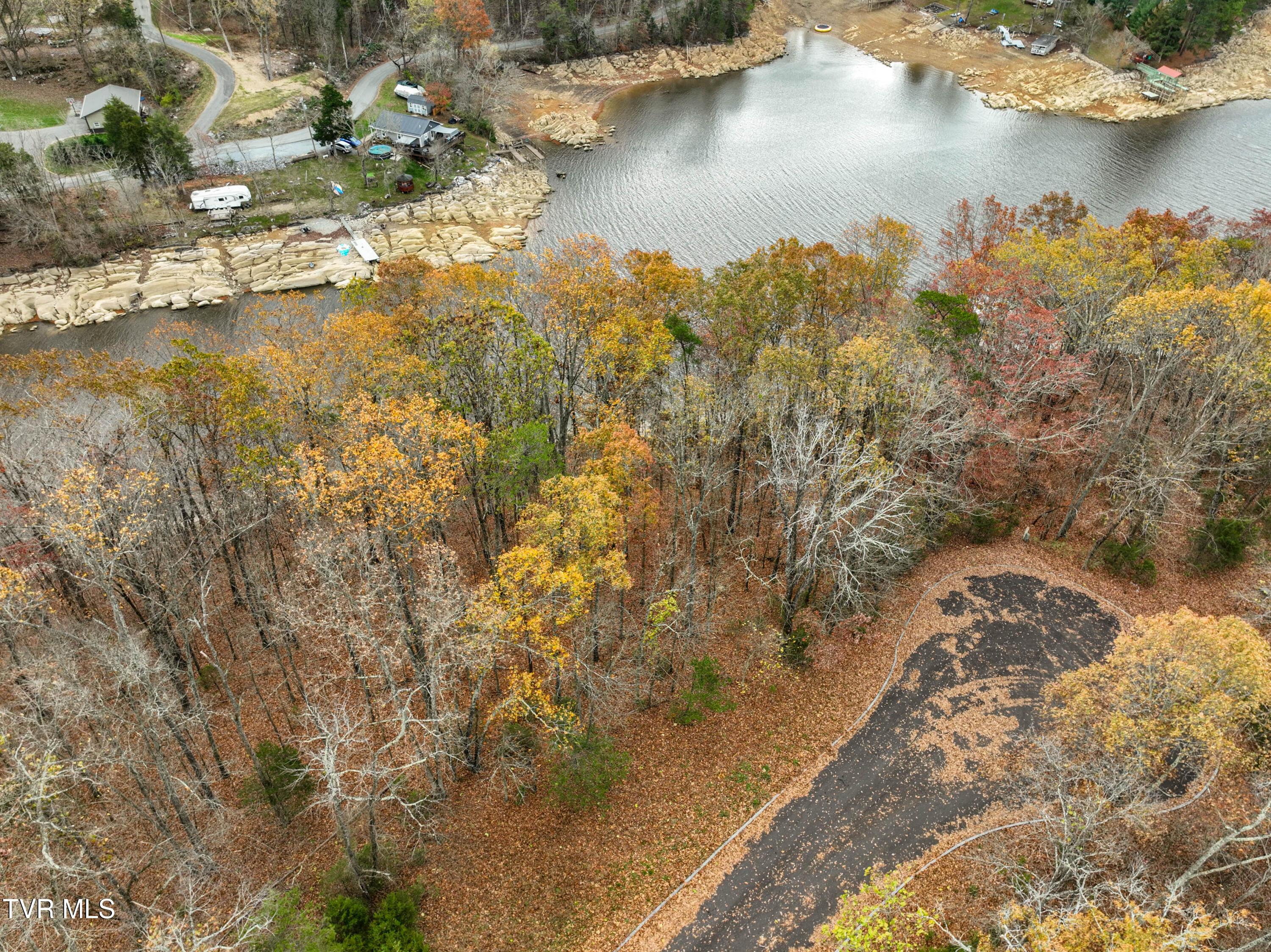 Image 2: 121 Pointe Dr-3