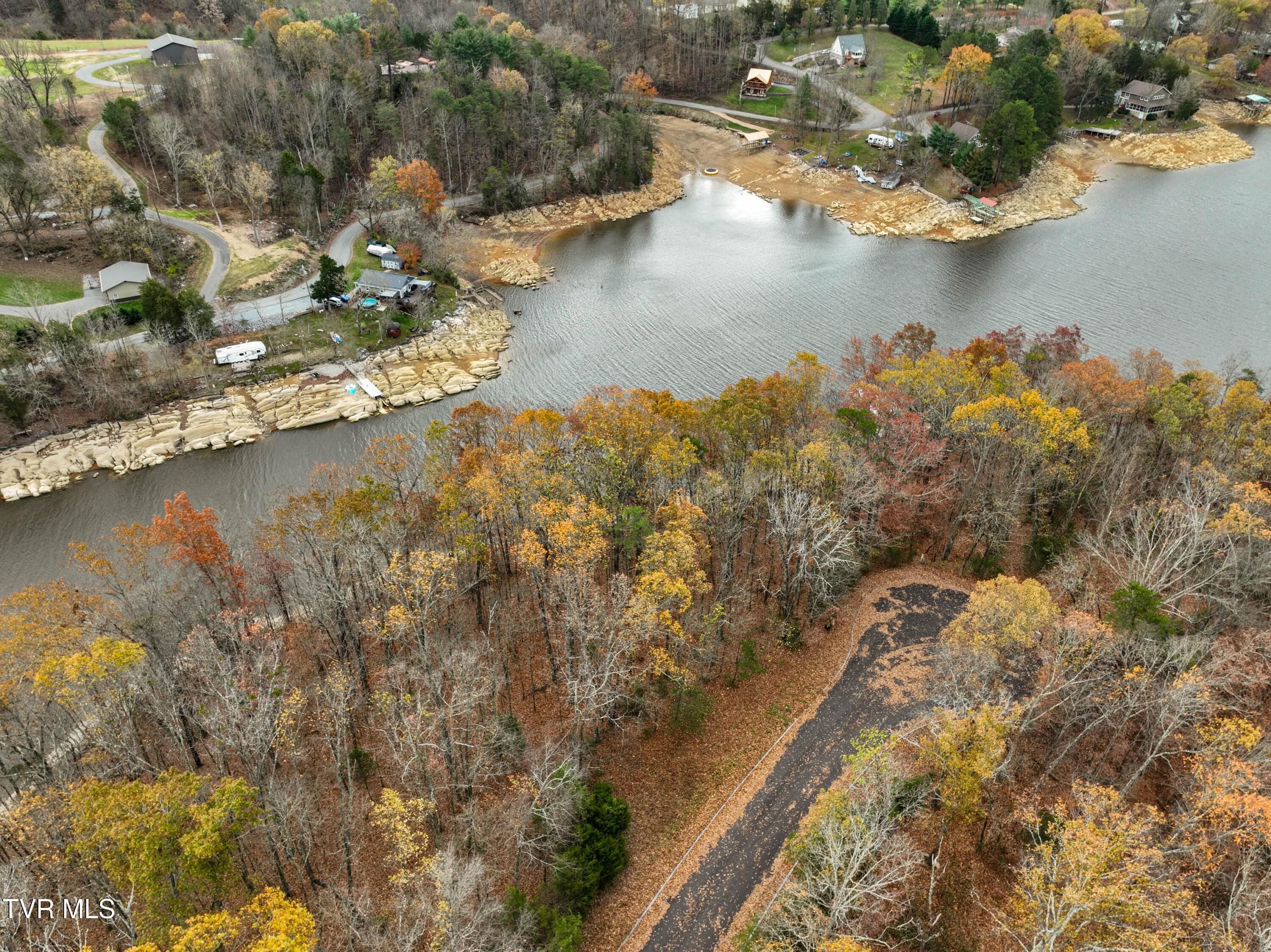 Image 4: 121 Pointe Dr-4