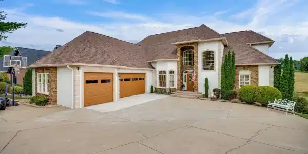 8 Lake Harbor Court