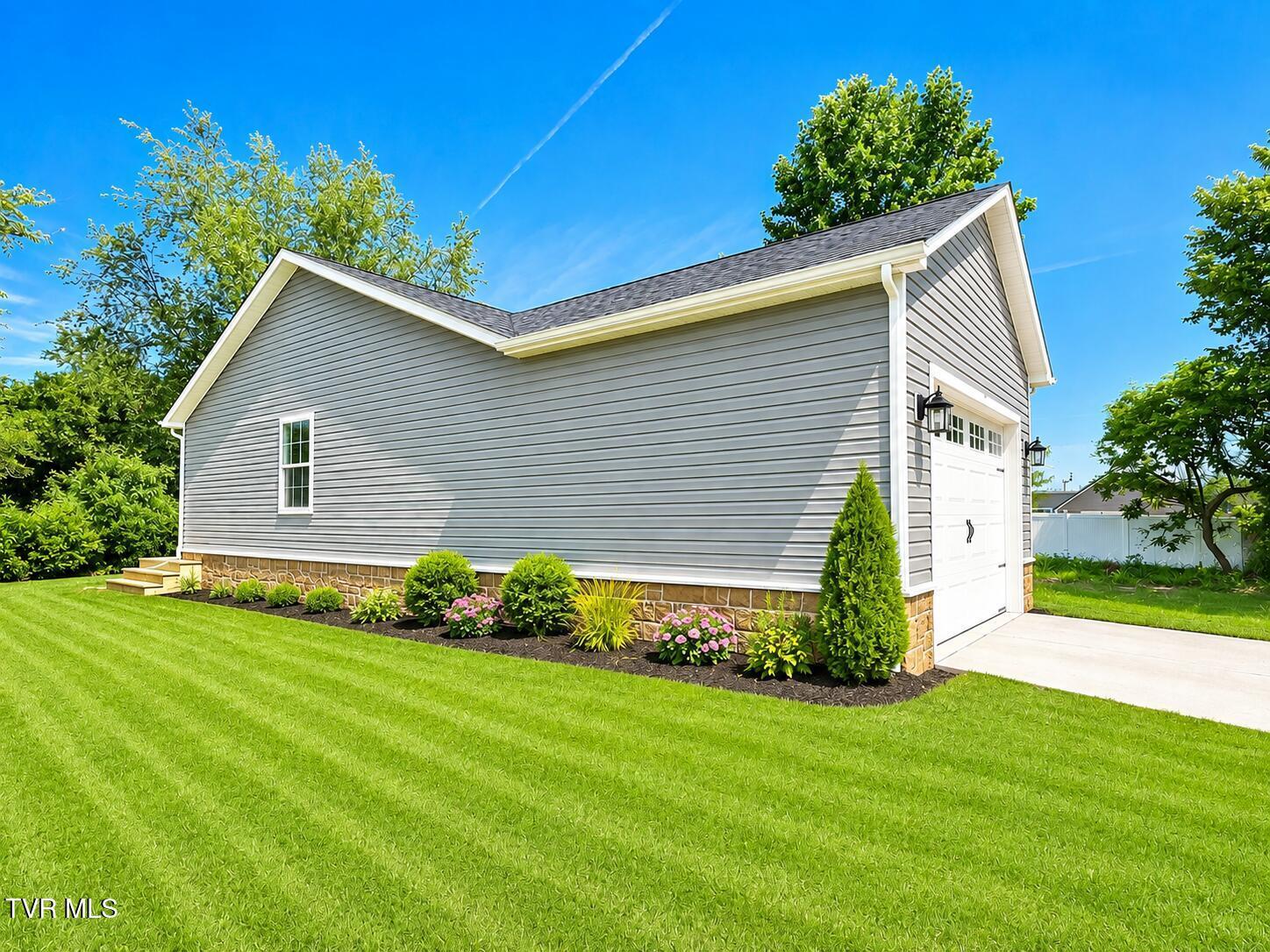 Image 3: Travis Home 2