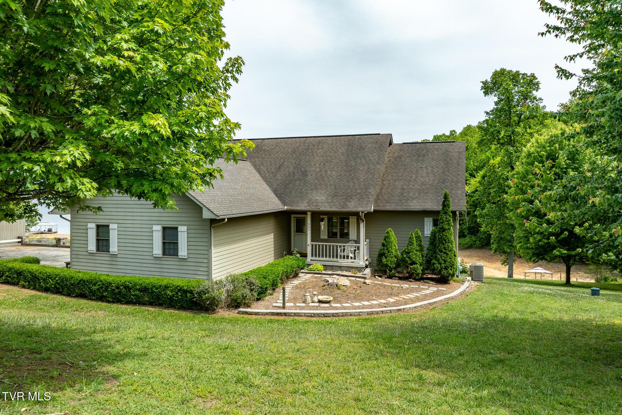 Image 1: 937 Muskogee Lane (15 of 98)