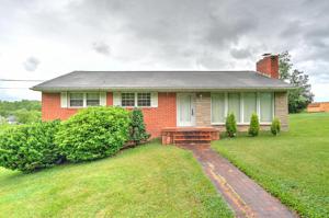 305 Lakecrest Drive