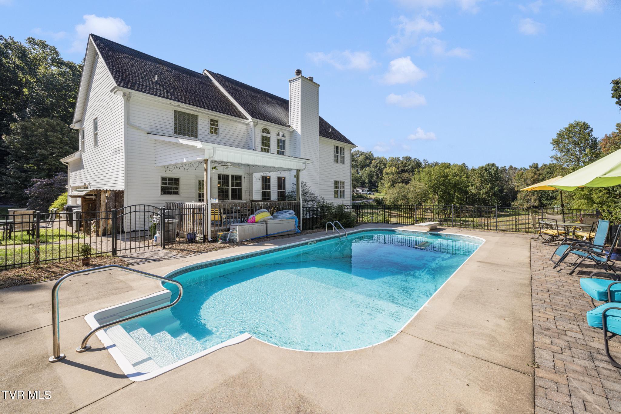 Image 3: Heated In-Ground Pool