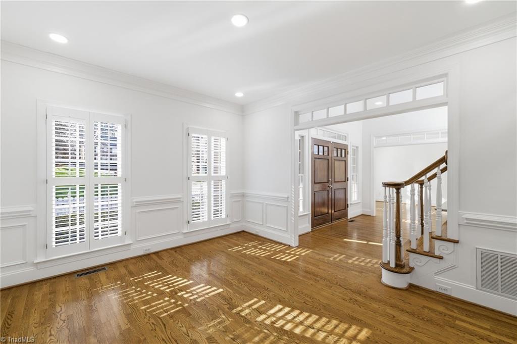 Image 4: Formal Dinning Room