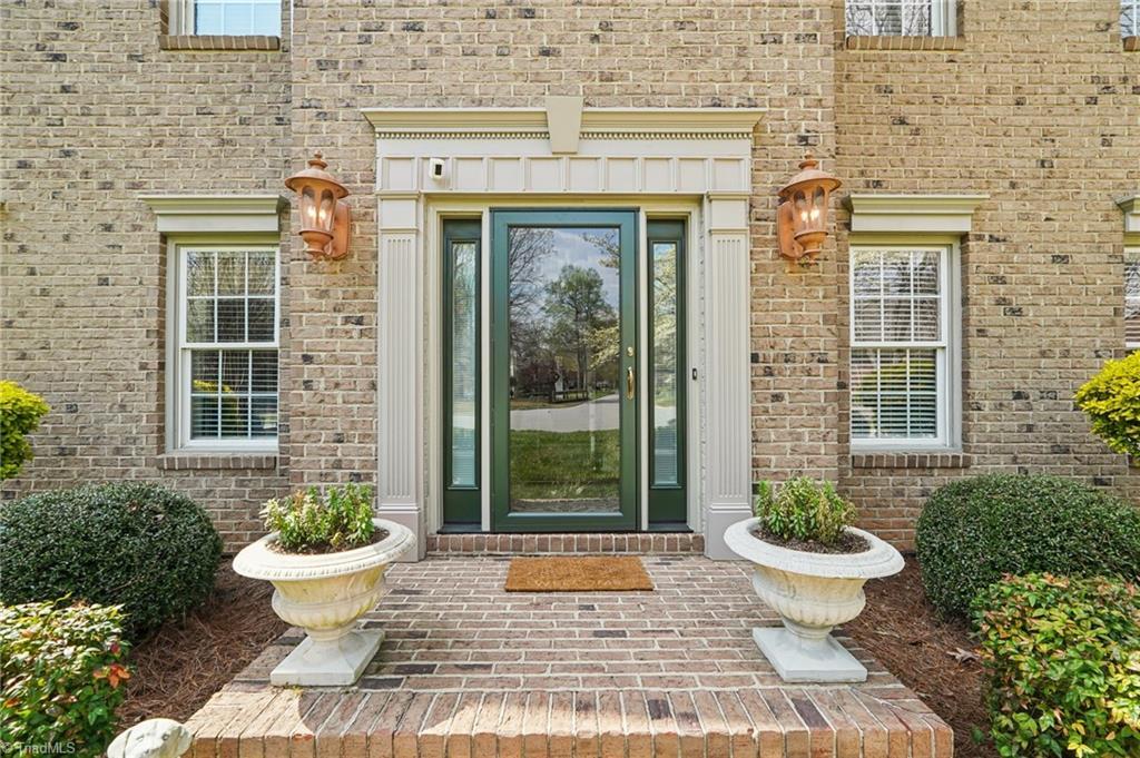 Image 4: This gorgeous Entry welcomes you