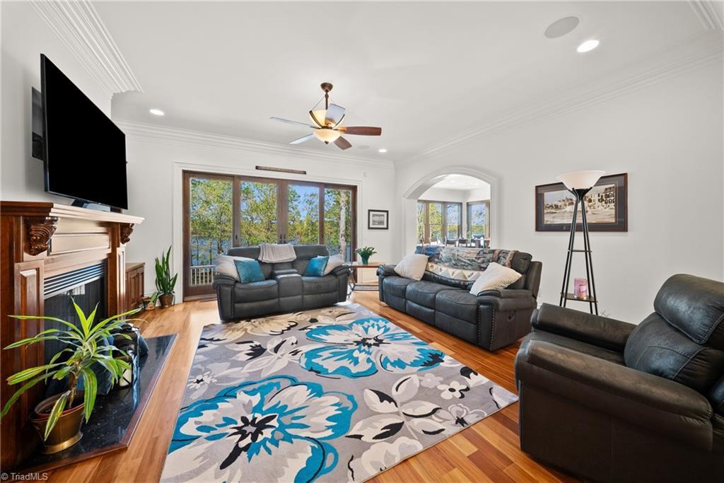 Image 4: Living Room