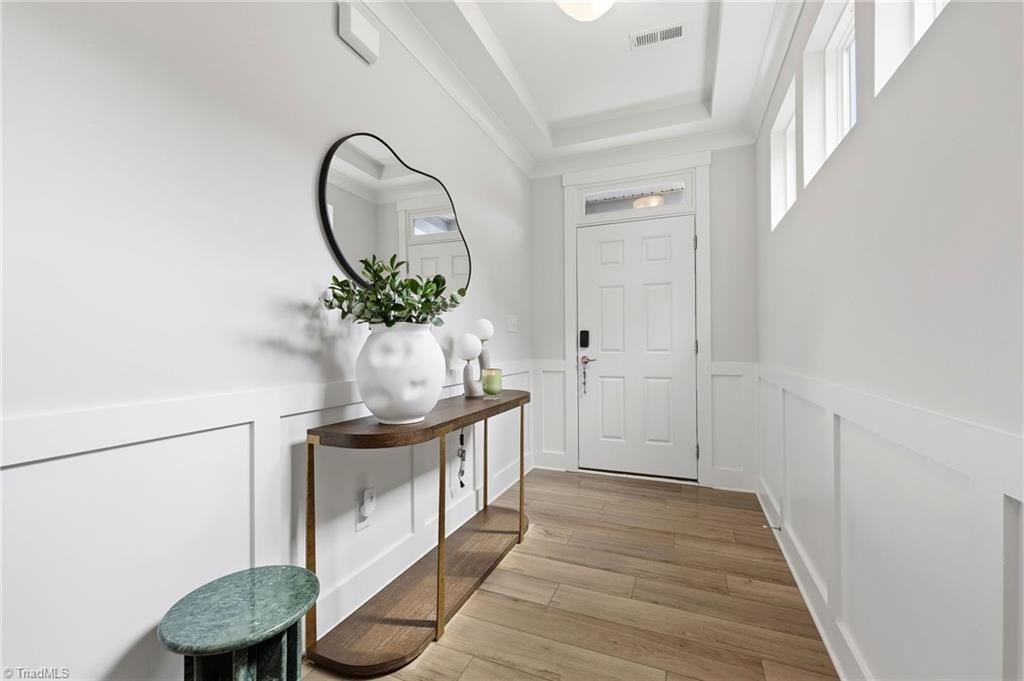 Image 3: Bright foyer area