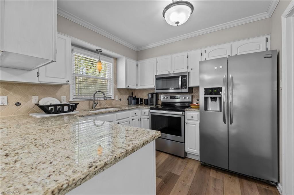 Image 3: Functional kitchen layout with generous prep space and stainless appliances