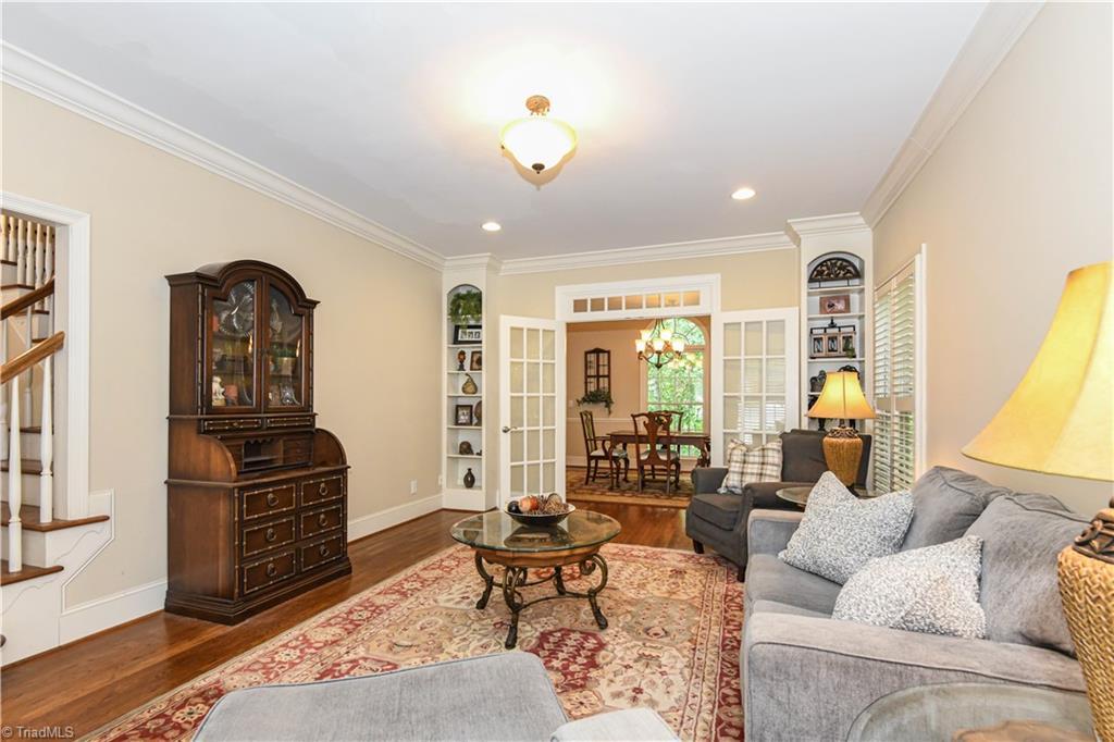 Image 3: Large Living area on  hardwood, 9 ft ceilings, and crown molding