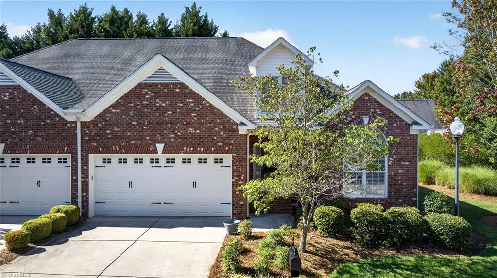 Image 1: Beautiful end unit with 2 car garage!