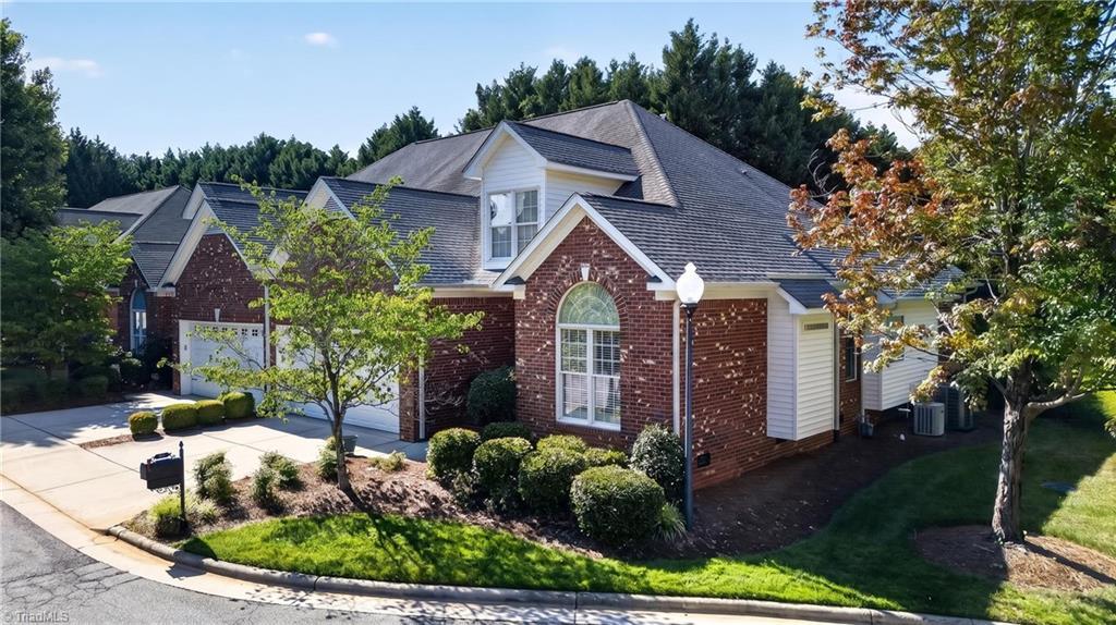 Image 2: Beautiful end unit with 2 car garage!