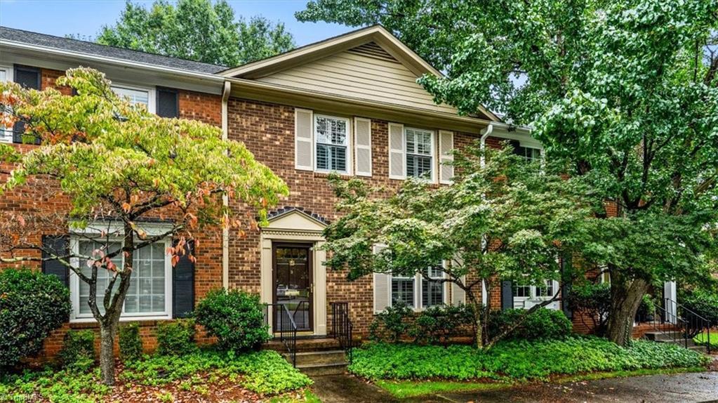 Image 2: 10 Fountain Manor #B