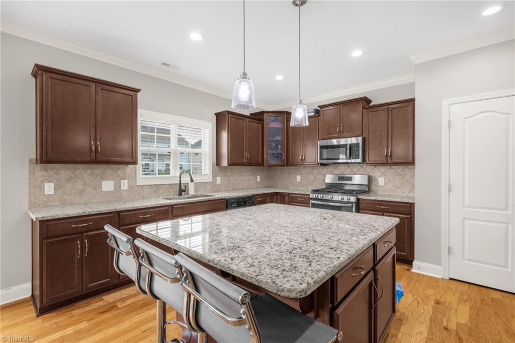 Image 4: Spacious kitchen