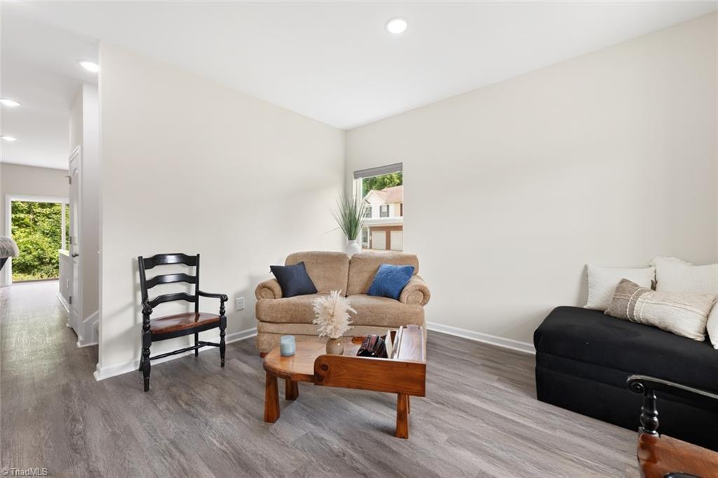 Image 3: Living Room 1
