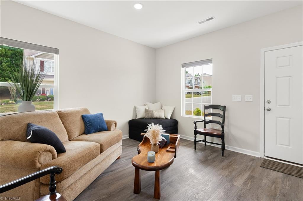 Image 4: Living Room 2