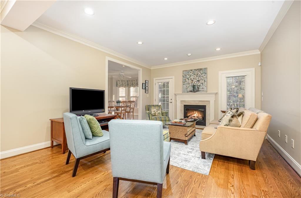 Image 4: living room