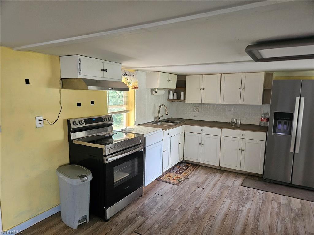Image 3: Kitchen Right
