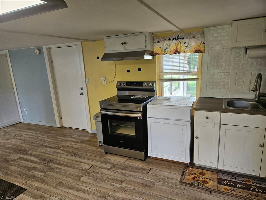 Image 4: Kitchen Left