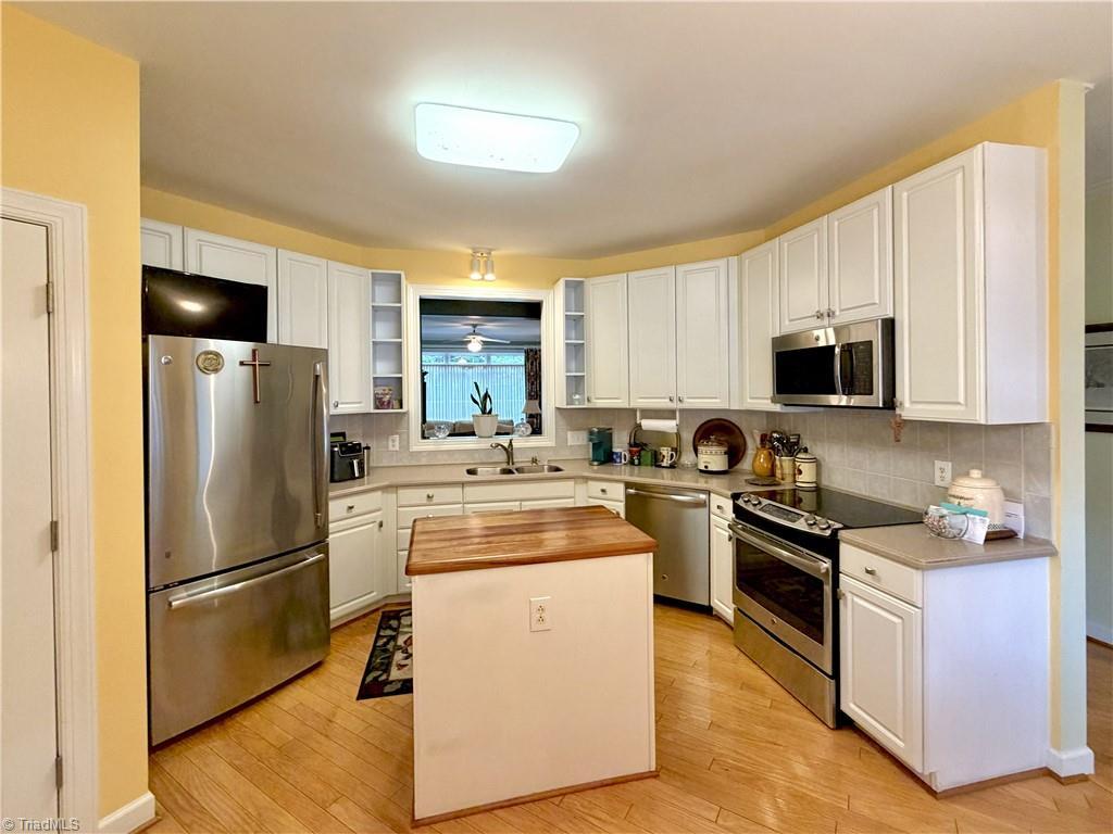 Image 4: Kitchen with Island