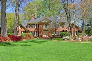 2700 Lake Forest Drive