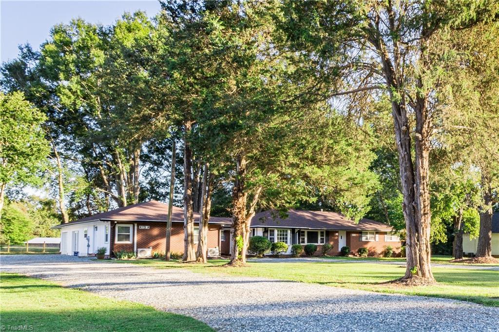Image 2: Beautiful, large front yard