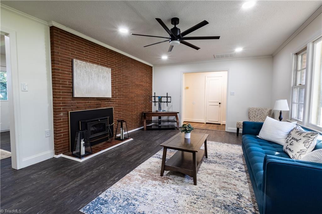 Image 4: Living Room