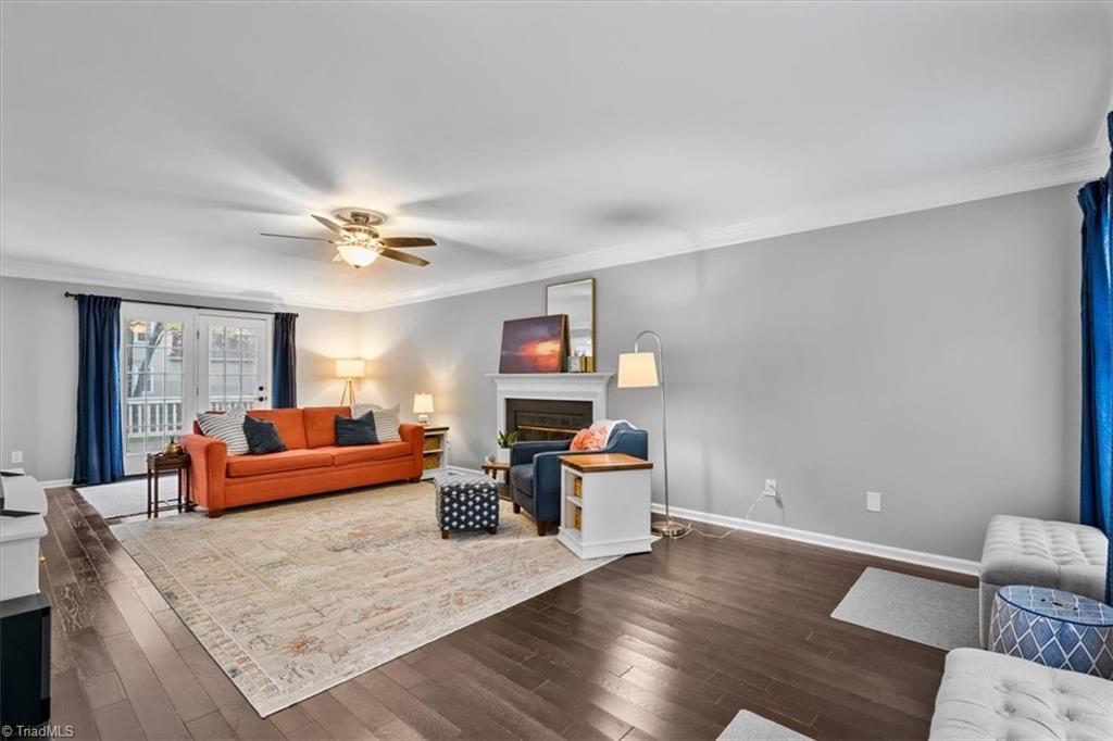 Image 4: Wood floors, huge room!