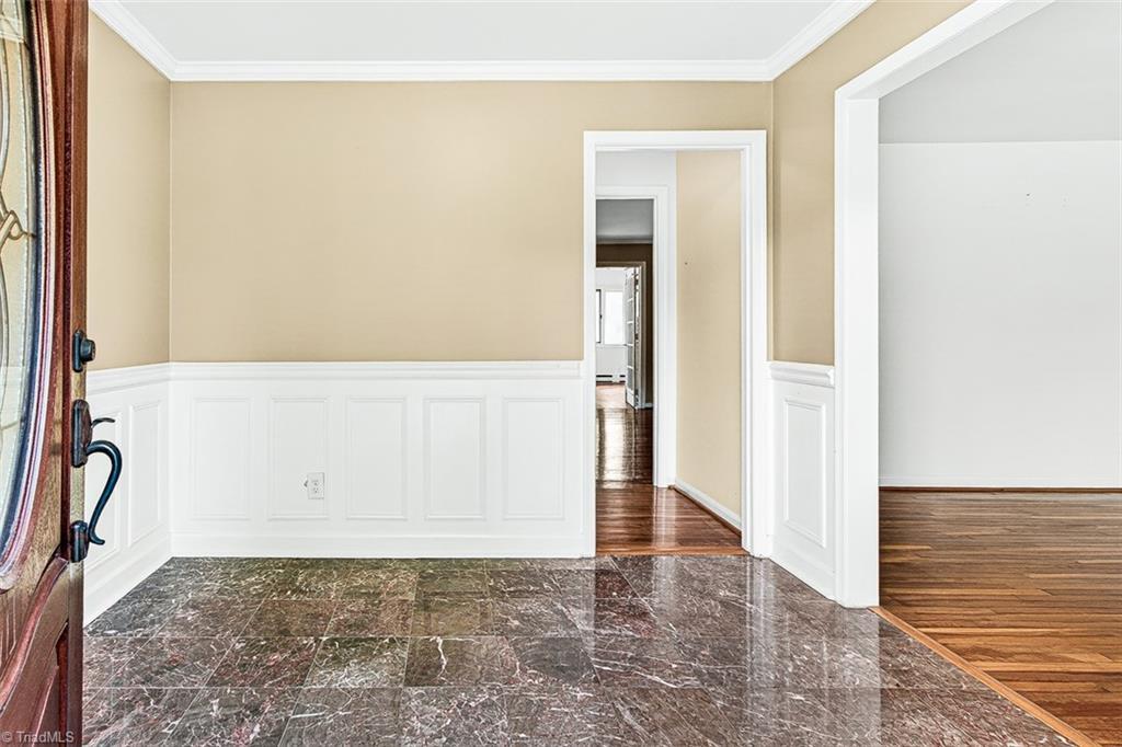 Image 4: Inviting foyer with marble flooring.