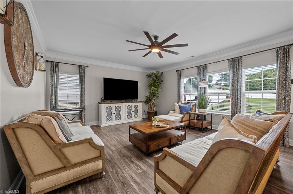 Image 3: Living Room