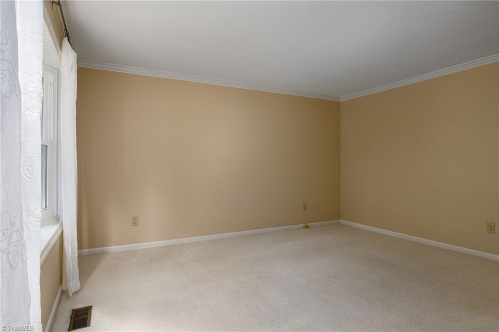 Image 4: Vacant Living Room