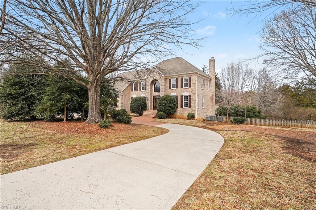 Image 3: Circle Driveway