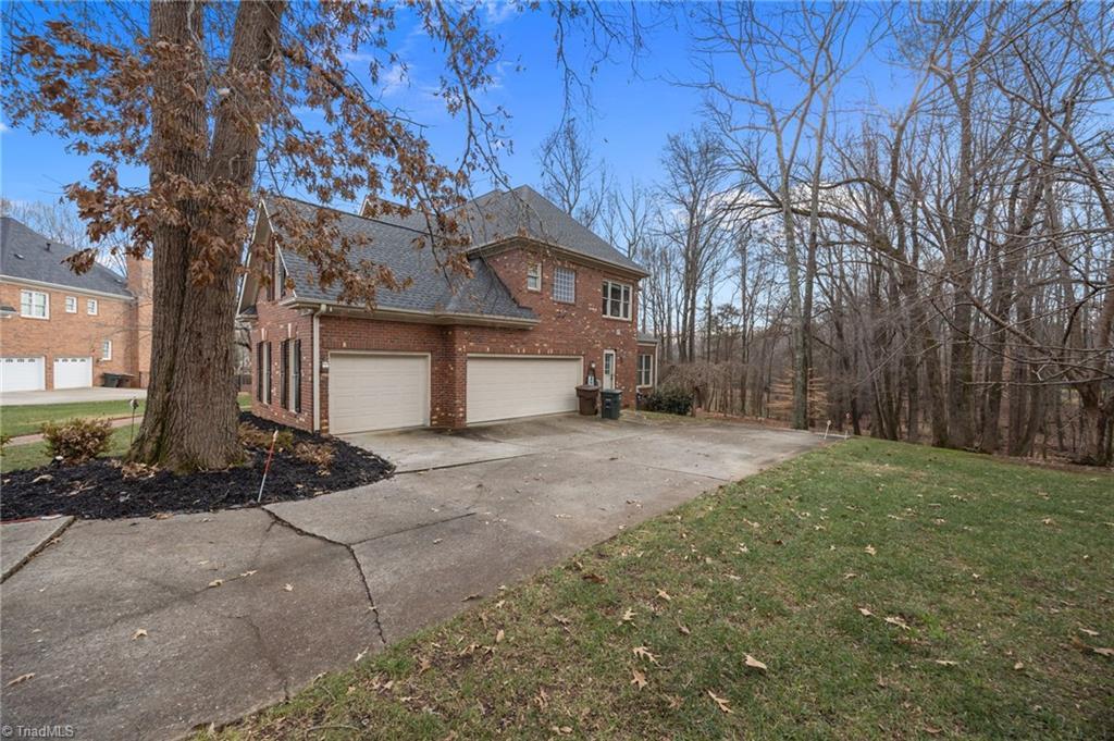 Image 4: 3 car garage