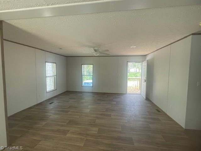 Image 4: Large family room