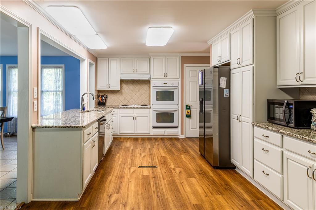 Image 2: Kitchen