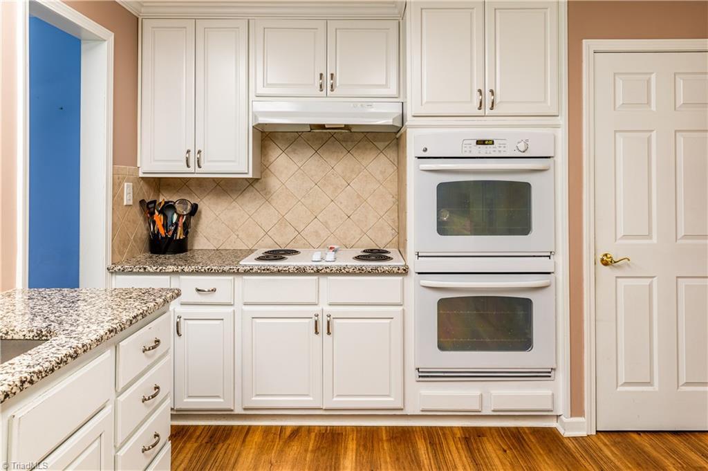 Image 4: Kitchen