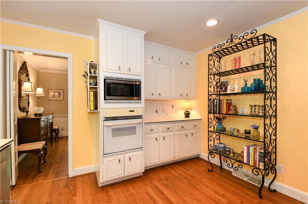 Image 4: Kitchen