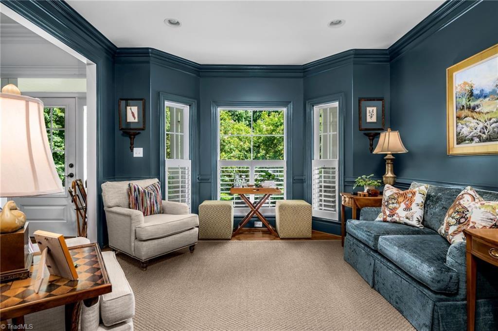 Image 4: Living room
