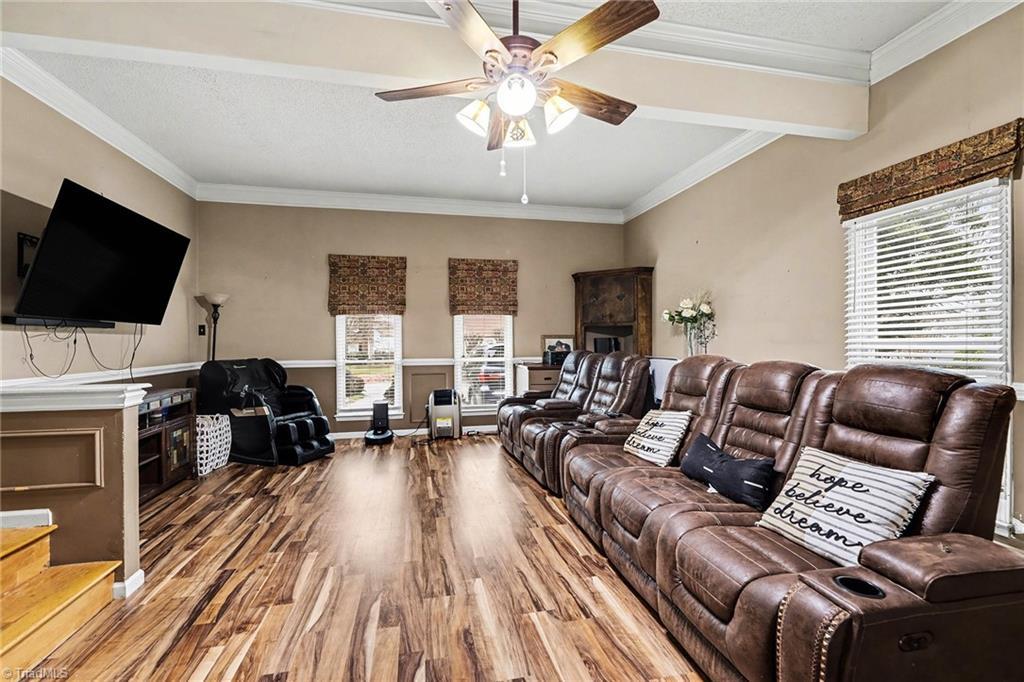 Image 2: Den 17.9 x 21.4