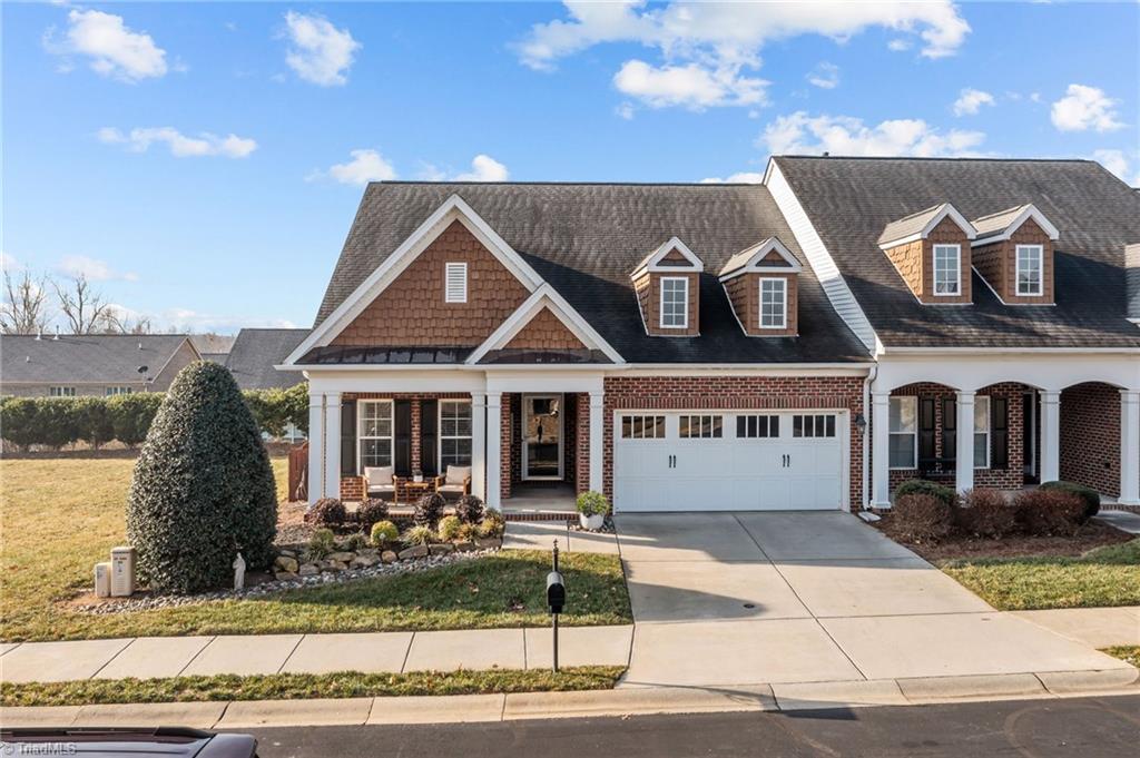 Image 1: End Unit Townhome!