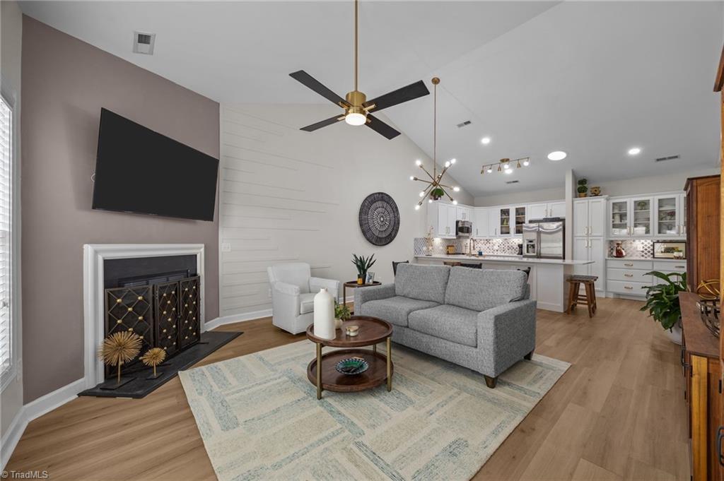 Image 4: Living Room