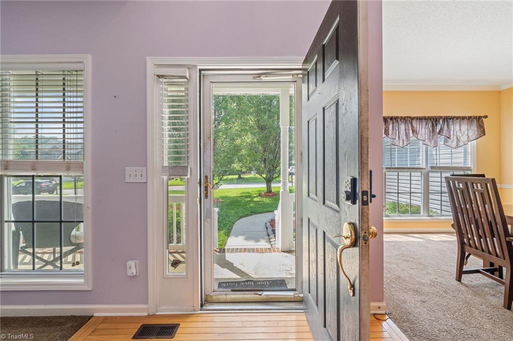 Image 4: entry way foyer