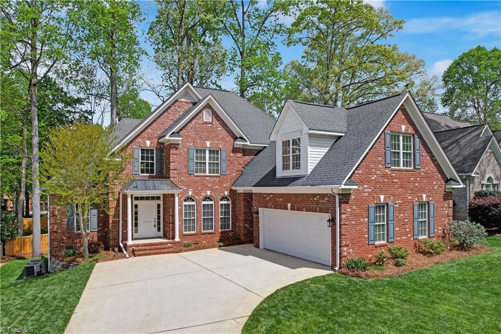Image 2: Gorgeous custom built home ready for new owners to enjoy!