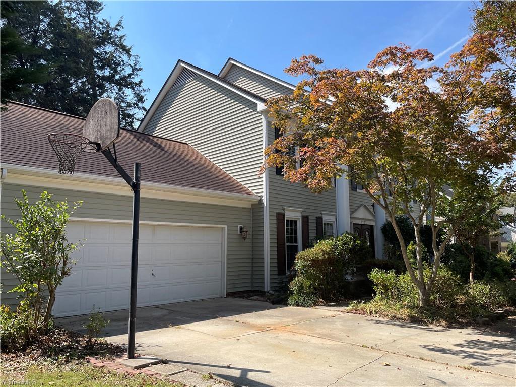 Image 2: 2 car garage